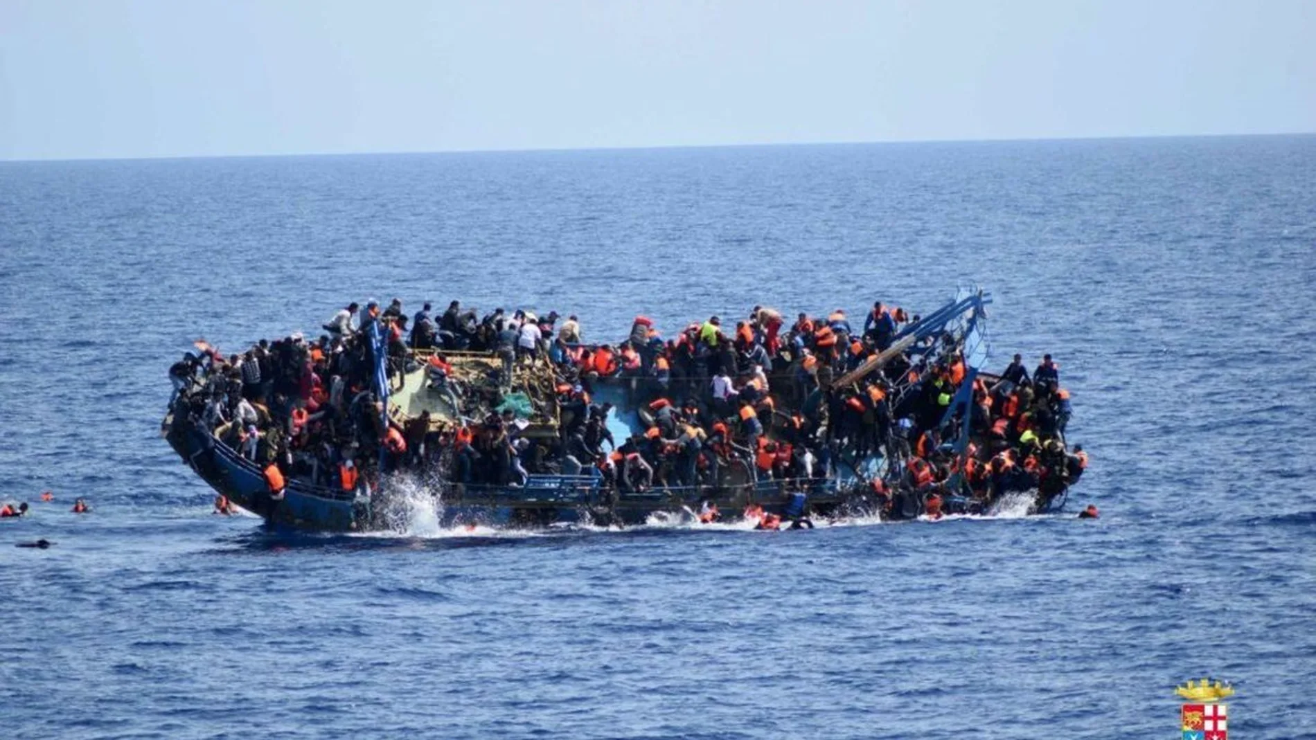 Foto de archivo de inmigrantes en patera