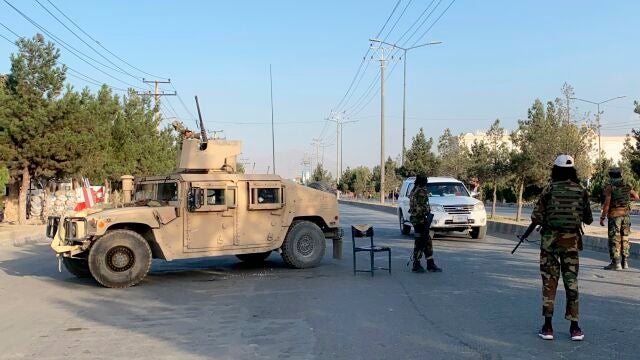 Patrulla talibán en los alrededores del aeropuerto de Kabul