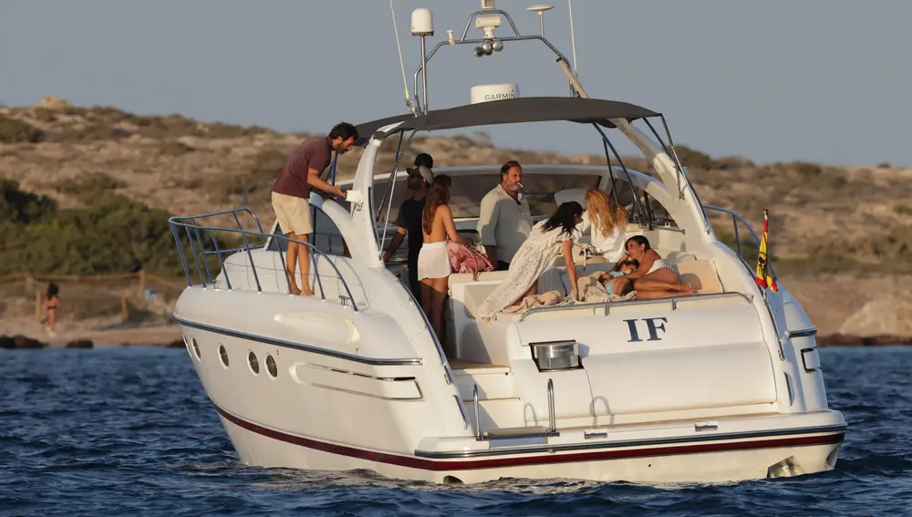 Begoña Villacís y sus amigos disfrutan de un paseo en barco en Ibiza