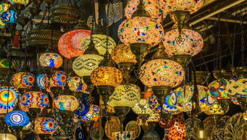 Lámparas a la venta iluminando el Gran Bazar de Estambul.