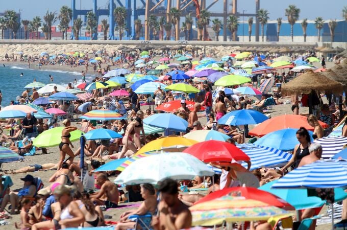 Playa de la Malagueta, en Málaga capital, cubierta por un mar de sombrillas en una multitudinaria jornada de agosto