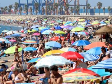 Playa de la Malagueta, en Málaga capital, cubierta por un mar de sombrillas en una multitudinaria jornada de agosto