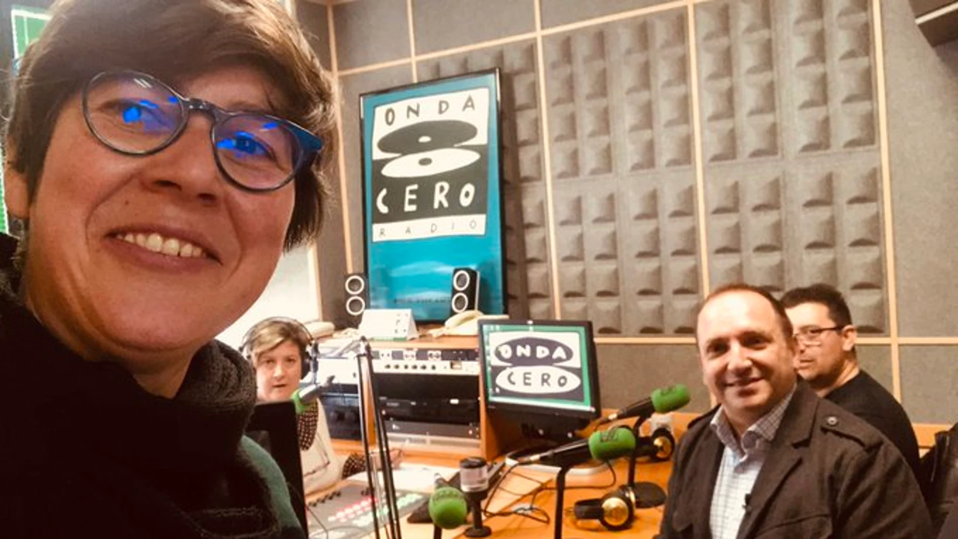 Dalmau ha adjuntado en el último de sus "tuits" una divertida foto con la líder de Podemos en la Comunitat Valenciana, Pilar Lima, con quien se ha dicho que mantiene un férreo enfrentamiento