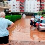 Una tromba de agua ha dejado 90 litros por metro cuadrado en apenas una hora en Benicàssim (Castellón) y ha provocado la inundación de calles y bajos en algunas zonas del municipio