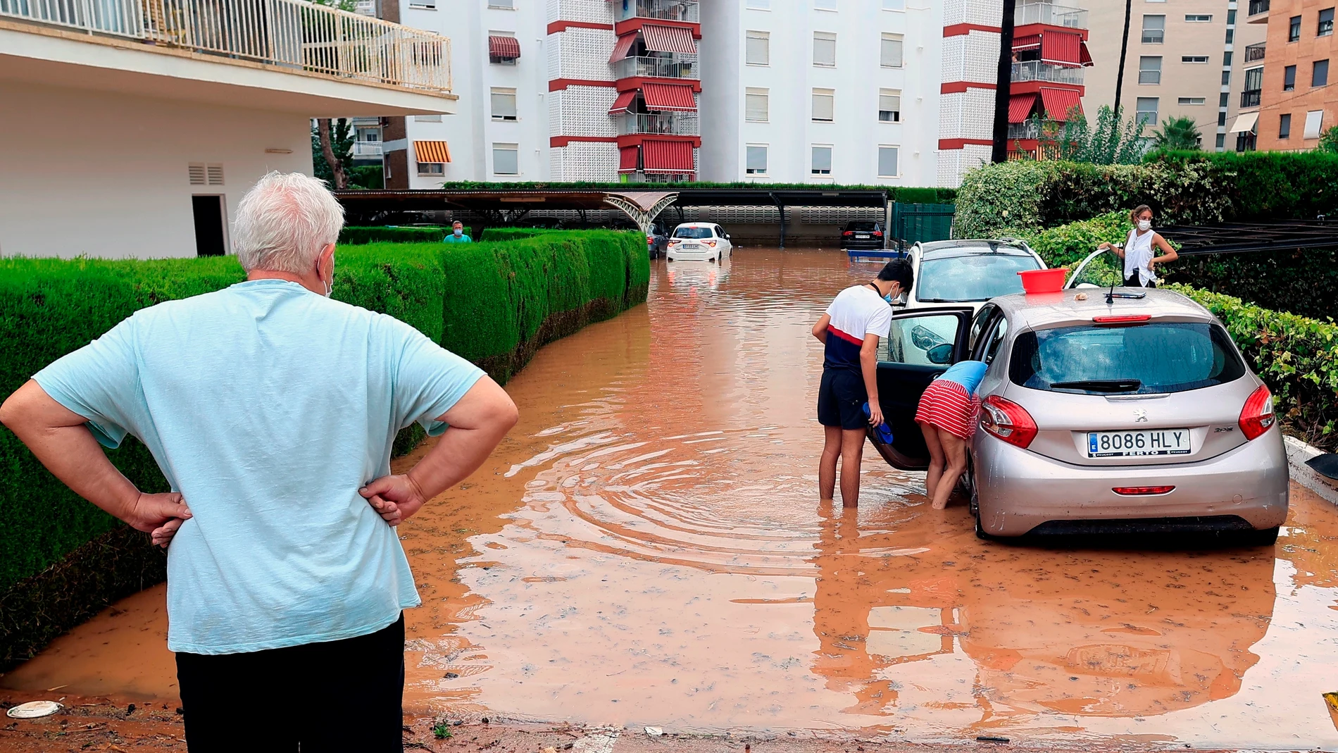 Una tromba de agua ha dejado 90 litros por metro cuadrado en apenas una hora en Benicàssim (Castellón) y ha provocado la inundación de calles y bajos en algunas zonas del municipio