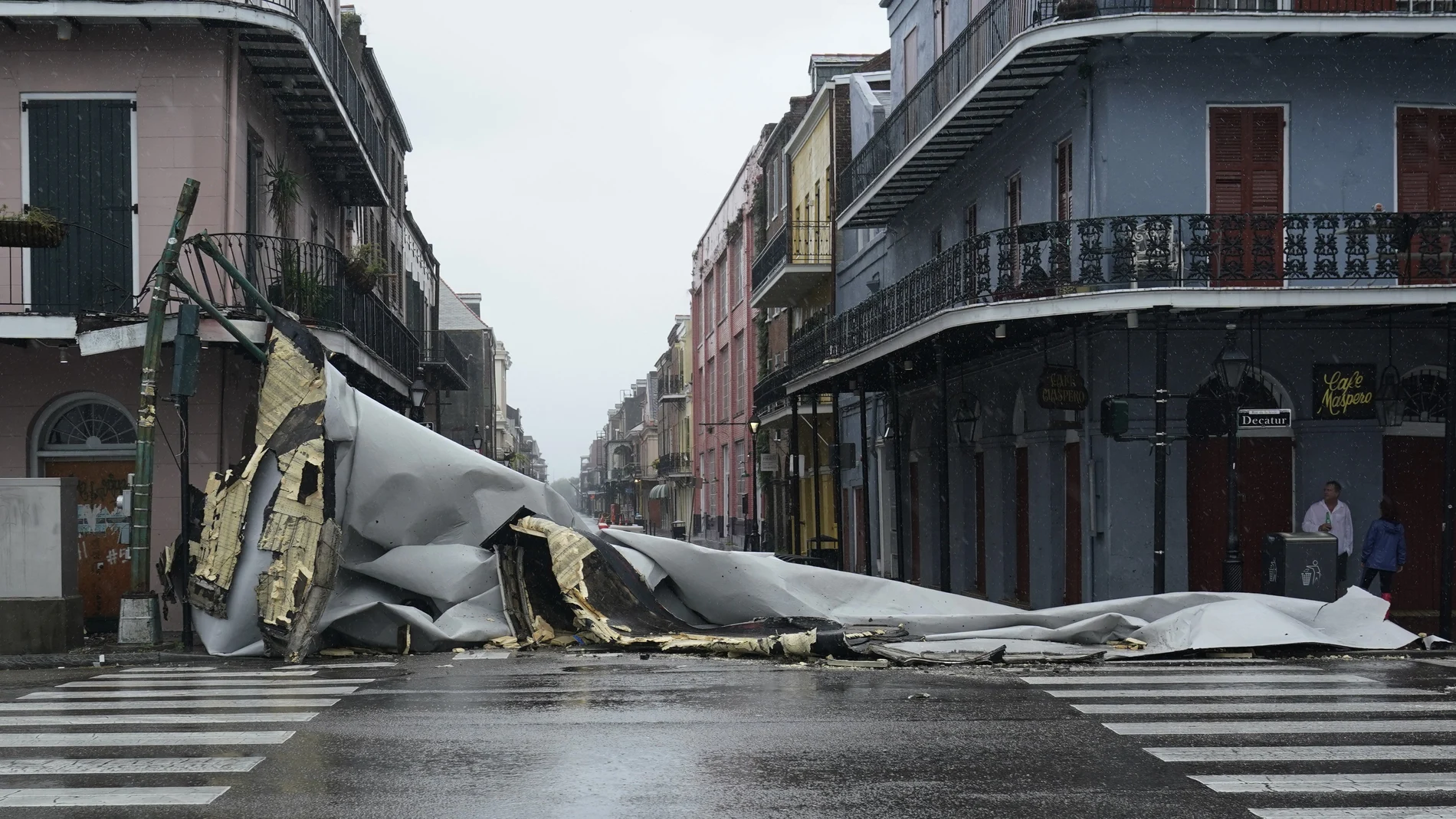 Tejado arrancada por el huracán Ida en Nueva Orleans.