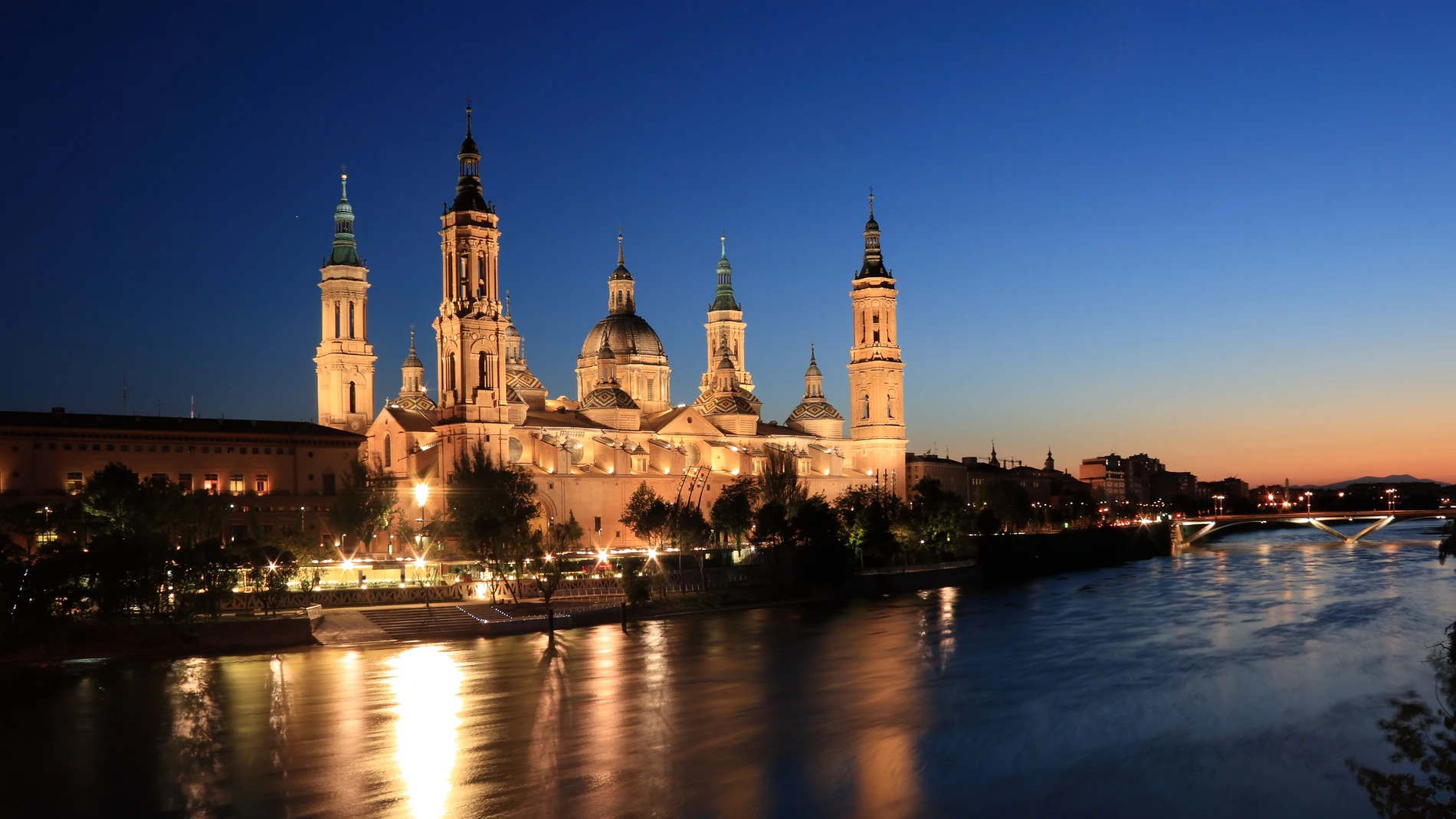 Basílica del Pilar junto al río Ebro (Zaragoza)