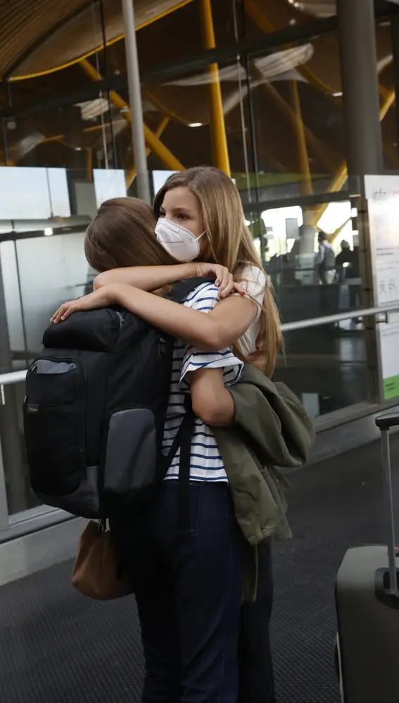 Leonor y Sofía se funden en un abrazo en la T4 de Barajas