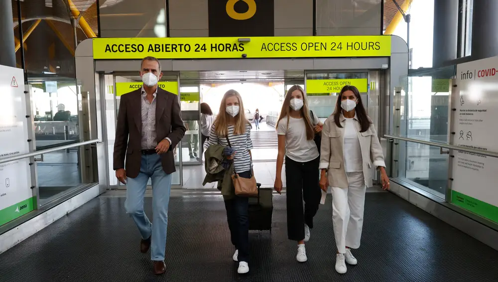 Los Reyes despiden a su hija la Pincesa Leonor en el aeropuerto. Imagen de archivo