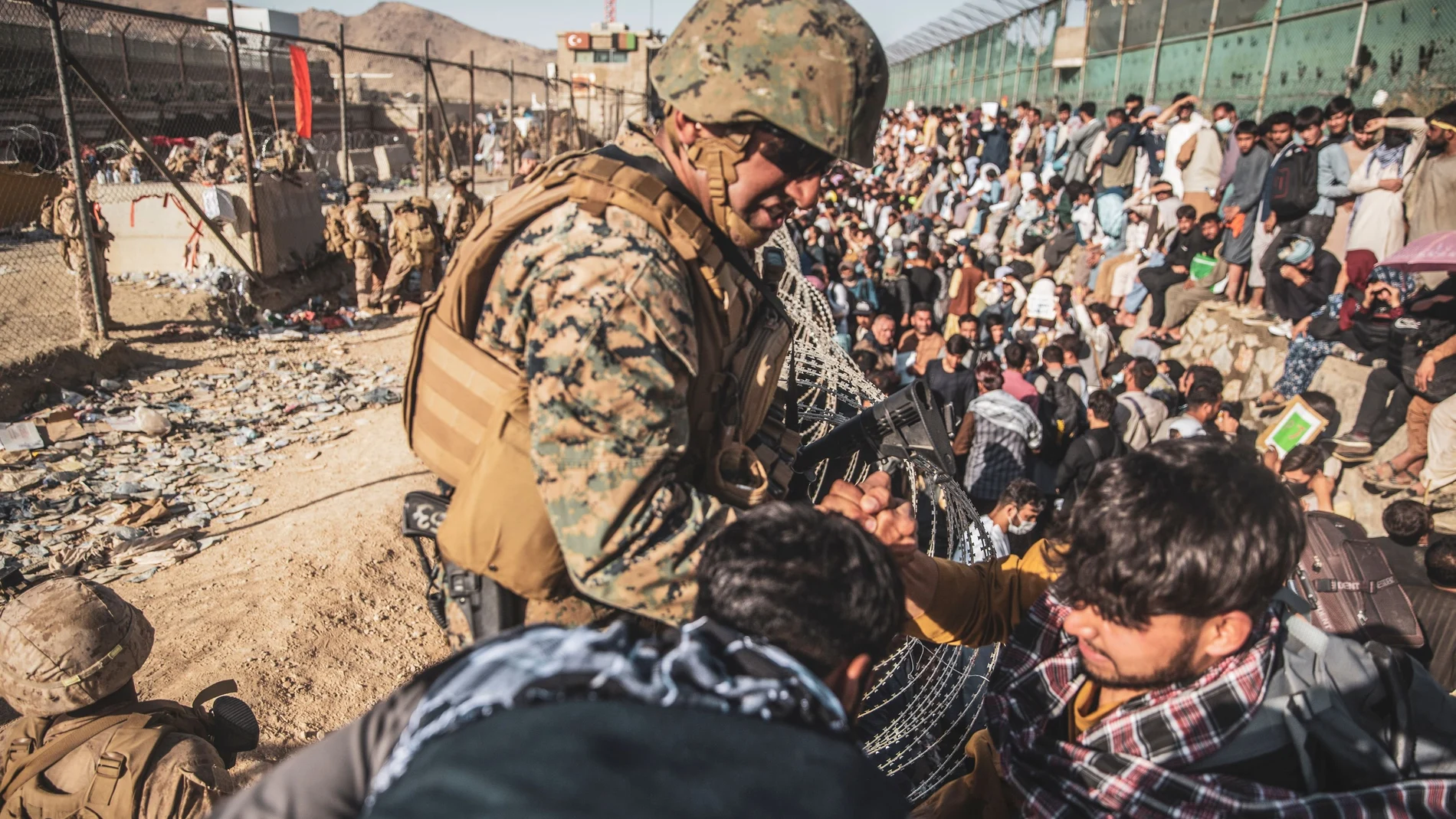 Un marine ayuda a ciudadanos afganos en Kabul