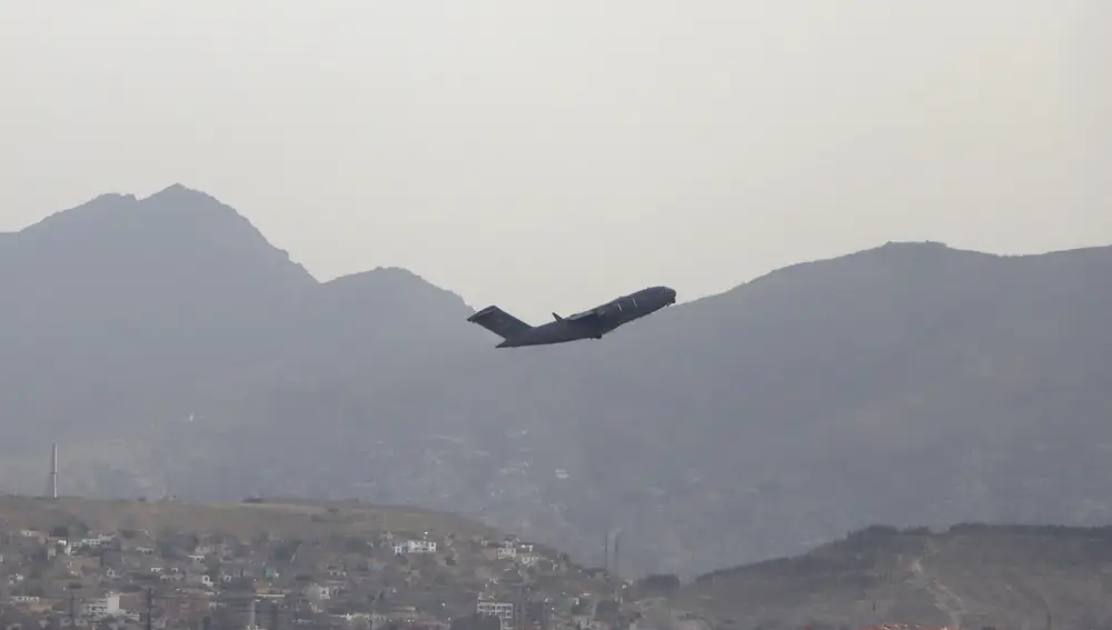 Un avión militar despega del aeropuerto de Kabul