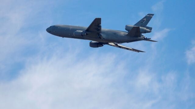 Uno de los últimos aviones de la fuerza aérea de Estados Unidos transportando a ciudadanos norteamericanos y colaboradores afganos