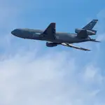 Uno de los últimos aviones de la fuerza aérea de Estados Unidos transportando a ciudadanos norteamericanos y colaboradores afganos