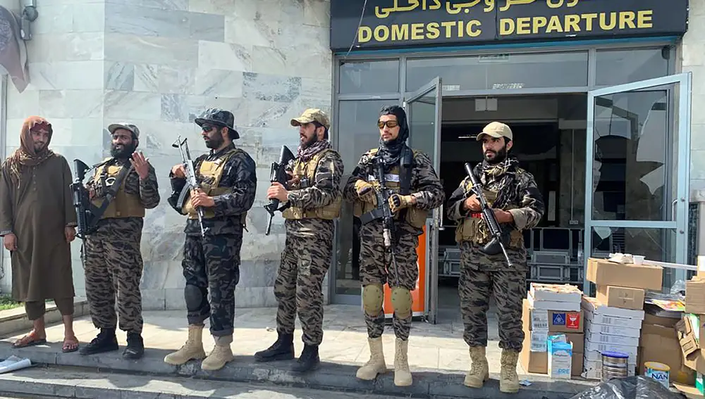 Combatientes talibanes hacen guardia en una entrada del aeropuerto de Kabul