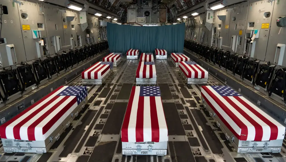 Ataúdes con cadáveres de soldados americanos dentro de un avión militar C-17