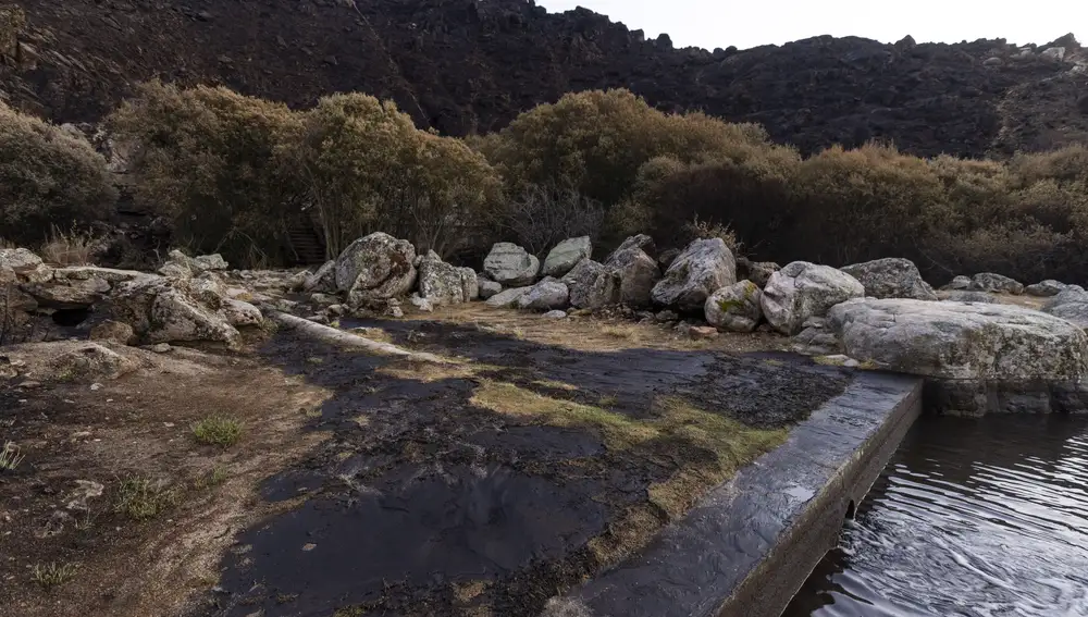 El río Mayor, en Riofrío, se torna de negro con las primeras lluvias que se han producido en la zona, tras el incendio que se originó en Navalacruz y que ha calcinado más de 22.000 hectáreas en la provincia de Ávila.