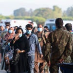 Refugiados afganos evacuados de Kabul llegan a la base española de Rota este martes