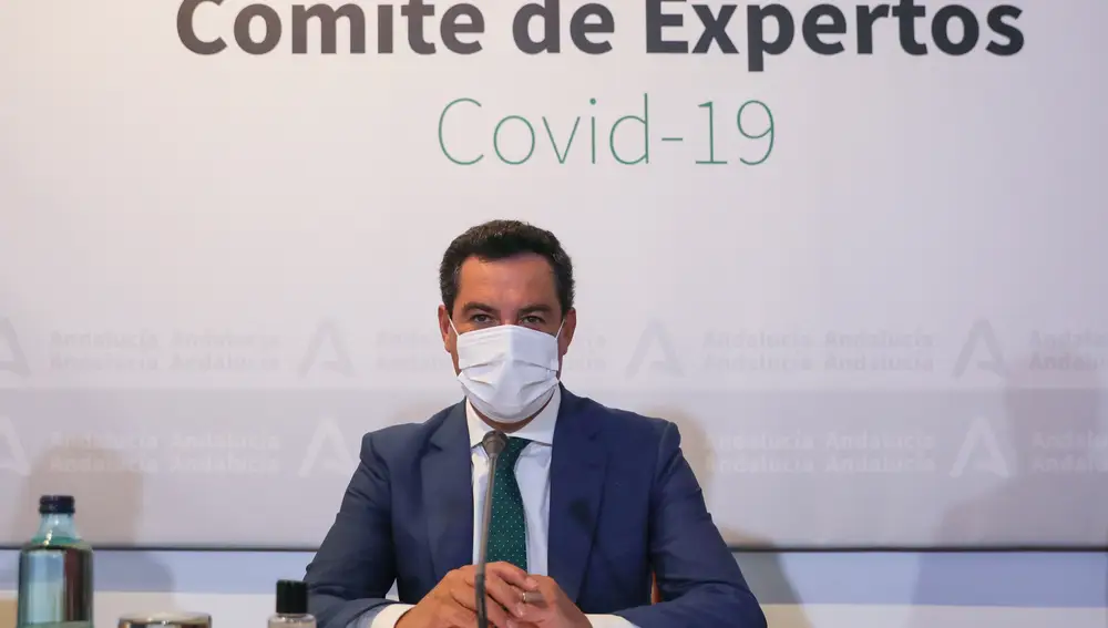 El presidente de la Junta de Andalucía, Juanma Moreno (c), al inicio de la reunión del Consejo Asesor de Alertas de Salud Pública de Alto Impacto (Comité de Expertos). María José López / Europa Press