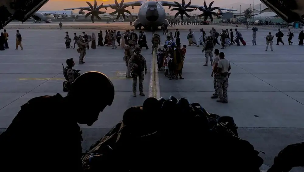 Colaboradores afganos de España y sus familias son evacuados desde el aeropuerto de Kabul
