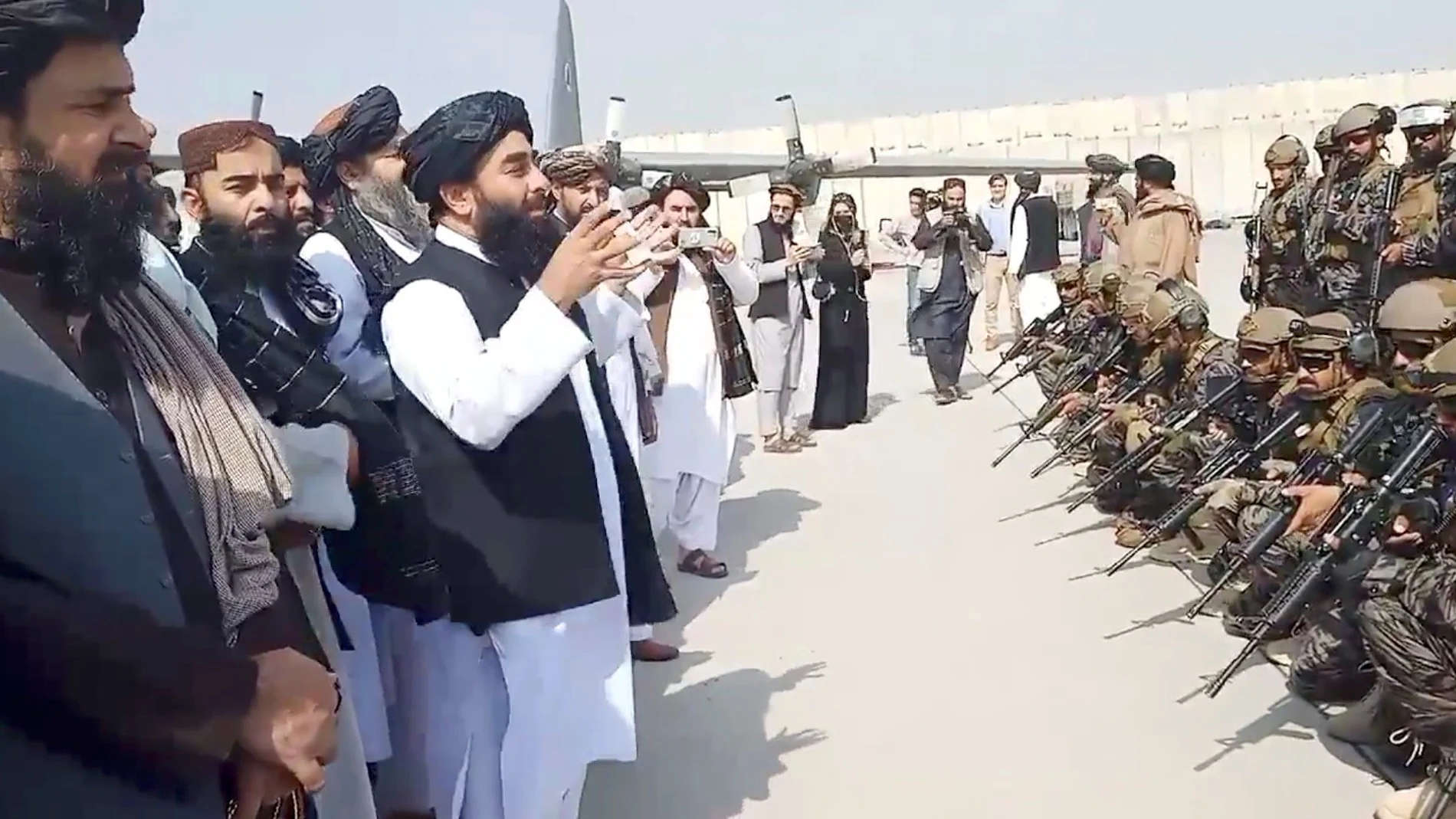 El portavoz talibán Zabihullah Mujahid se dirige a la unidad especial de combatientes Badri 313