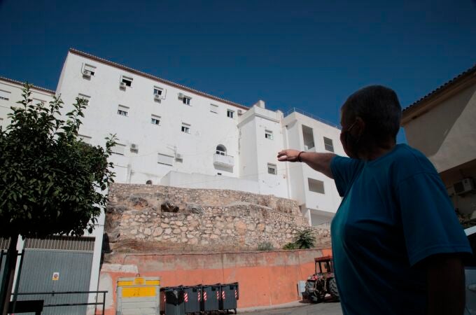 Un vecino señala la ventaja desde la que se lanzó la víctima mortal del incendio ocurrido en una residencia de mayores de Loja (Granada)