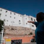 Un vecino señala la ventaja desde la que se lanzó la víctima mortal del incendio ocurrido en una residencia de mayores de Loja (Granada)