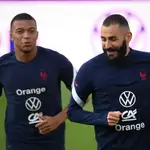 Kylian Mbappe junto a Karim Benzema