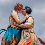 El beso lésbico de dos mujeres vestidas de fallera, que revolucionó las redes sociales en 2014 cuando fue portada de una revista gay, ha revivido su protagonismo como figura central de una falla de la sección especial de Torrent (Valencia)