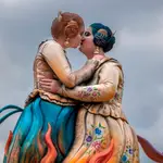 El beso lésbico de dos mujeres vestidas de fallera, que revolucionó las redes sociales en 2014 cuando fue portada de una revista gay, ha revivido su protagonismo como figura central de una falla de la sección especial de Torrent (Valencia)