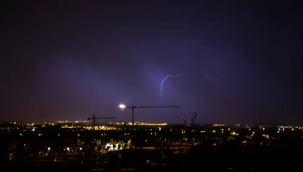 Imagen de un rayo cayendo durante la tormenta de esta madrugada en Madrid.