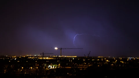 Imagen de un rayo cayendo durante la tormenta de esta madrugada en Madrid.