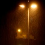 Detalle de la lluvia bajo la luz de las farolas durante la noche de este primer día de septiembre cuando la Comunitat Valencianase ha visto afectada en múltiples zonas por las tormentas de los últimos días