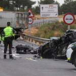Agentes de la Guardia Civil de Tráfico delimitan un perímetro a la altura del kilómetro 16 de la carretera CL-605, en el término municipal de Anaya (Segovia), donde este miércoles han fallecido dos personas y otras tres han resultado heridas en un accidente de tráfico en el que un turismo, que al parecer adelantaba un camión, ha chocado de frente con una furgoneta