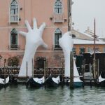 Escultura denominada “Soporte” creada por Lorenzo Quinn en el famoso Gran Canal de Venecia, para concienciar acerca del cambio climático. Fotografía de Hung Vuong Pham.