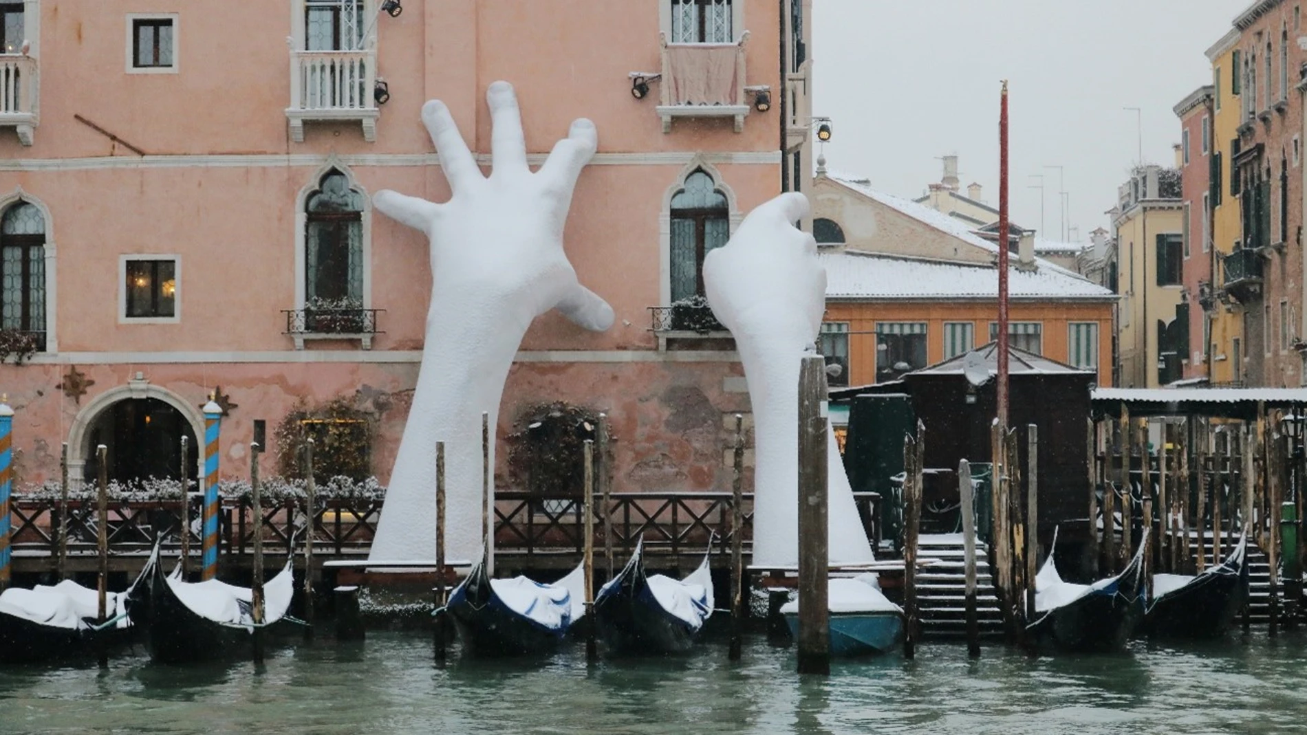 Escultura denominada “Soporte” creada por Lorenzo Quinn en el famoso Gran Canal de Venecia, para concienciar acerca del cambio climático. Fotografía de Hung Vuong Pham.