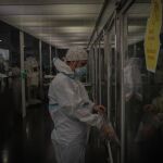 Un trabajador sanitario en un hospital de Cataluña