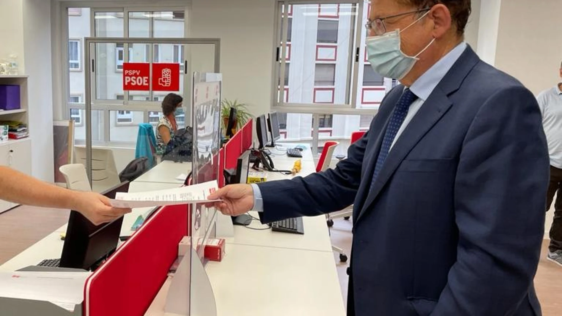 El secretario general del PSPV, deposita su candidatura a repetir en el cargo