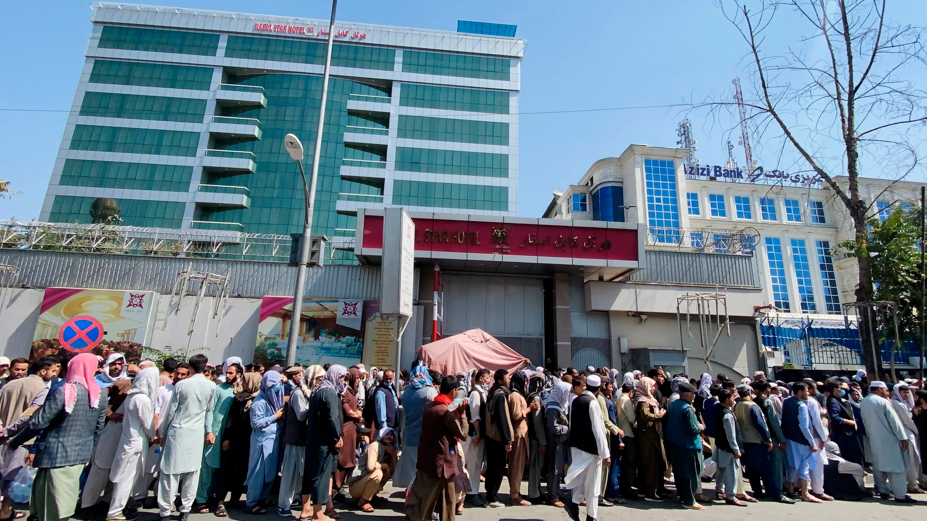 La gente hace fila para retirar dinero de los bancos que solo permitieron el retiro de 200 dólares por semana de una cuenta en sus sucursales centrales en Kabul