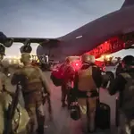 Paracaidistas de la 82º división suben a bordo de un avión militar el pasado lunes en Kabul