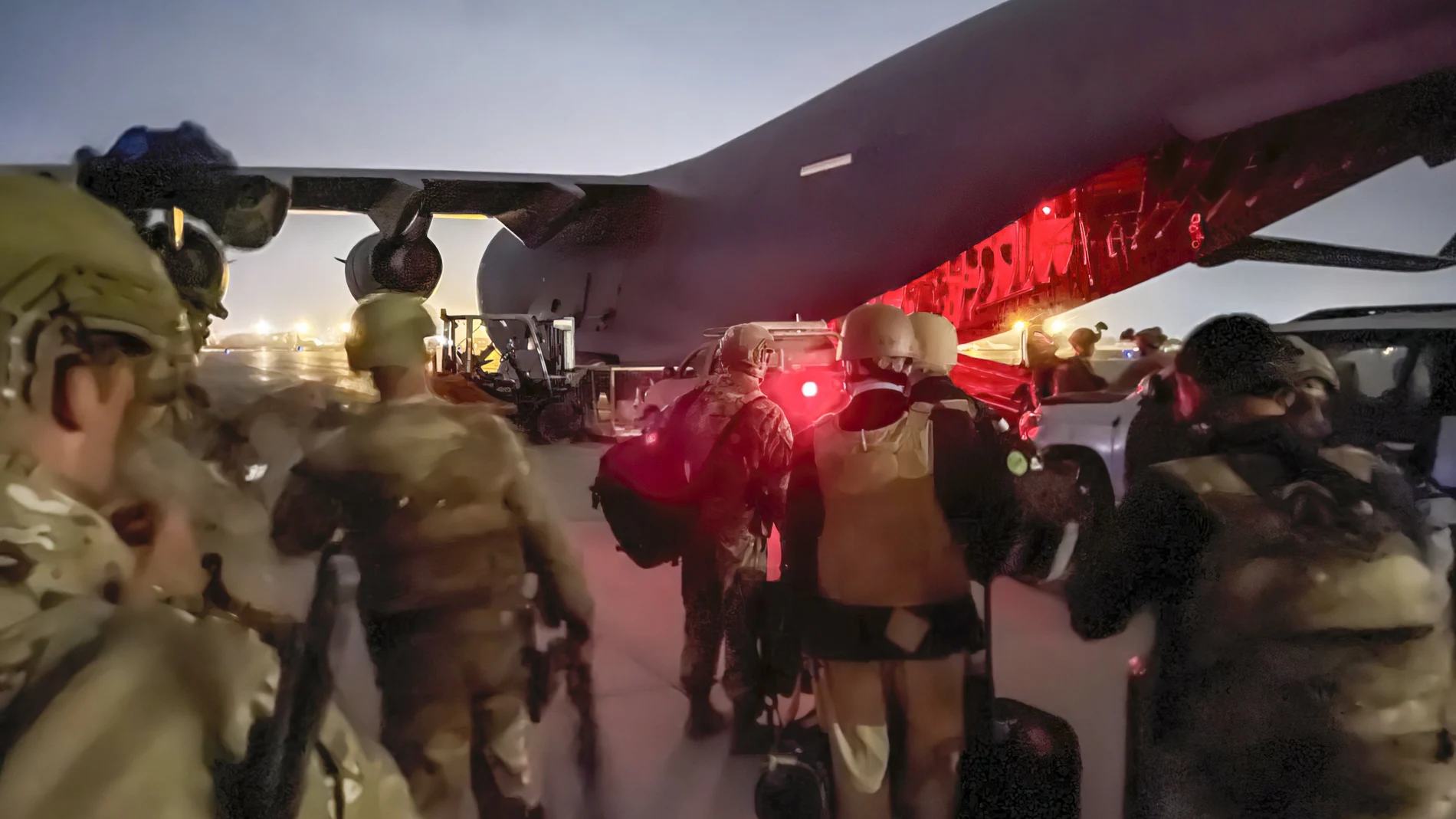 Paracaidistas de la 82º división suben a bordo de un avión militar el pasado lunes en Kabul