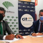 El director de Área de Marbella de Unicaja Banco, Francisco Jimena López, y el presidente de CIT Marbella, Juan José González Ramírez, en la firma de un acuerdo
