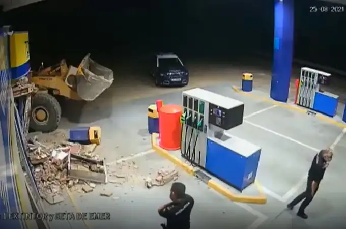 Intentan robar en una gasolinera con una excavadora, la destrozan y no consiguen llevarse el botín
