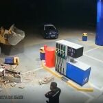 Intentan robar una gasolinera de Sevilla con una excavadora