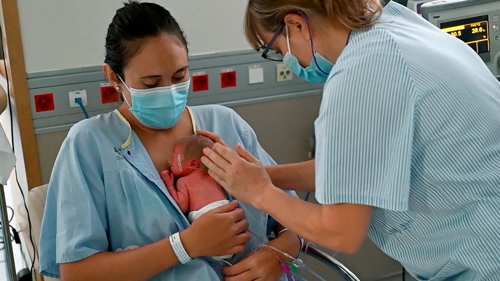 Una paciente de 34 años que ingresó embarazada en la UCI del Hospital Gregorio Marañón de Madrid por complicaciones derivadas de la infección por coronavirus, frente a lo que no estaba vacunada, salió ayer de la unidad de críticos