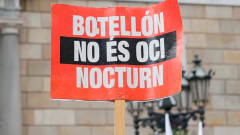 Miembros de la plataforma Som Oci Nocturn (Somos Ocio Nocturno), en la plaza Sant Jaume de Barcelona. EFE/Quique García