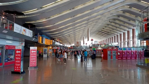 Italia exige a partir de hoy el certificado sanitario para los viajes en transporte público, una medida polémica que está generando protestas de los antivacunas