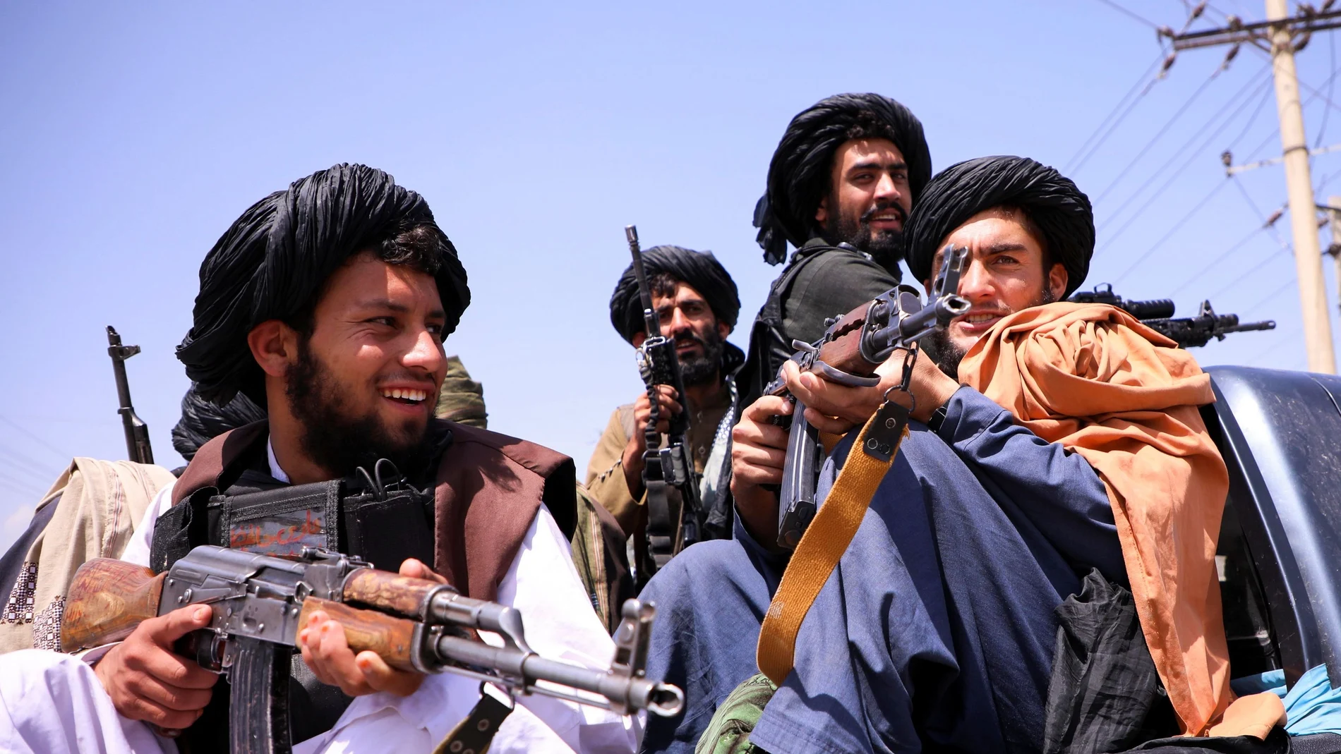 Las fuerzas talibanes patrullan frente al aeropuerto internacional Hamid Karzai en Kabul