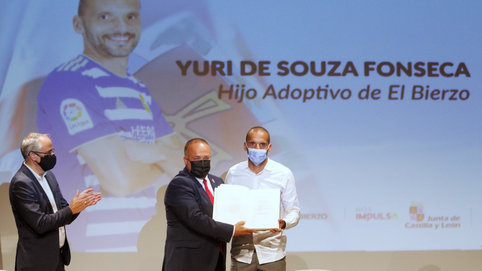 César Sánchez / ICAL . El futbolista de la SD Ponferradina SAD, Yuri de Souza (D), recibe el nombramiento como Hijo Adoptivo del Bierzo de parte del presidente del Consdejo Comarcal del Bierzo, Gerardo Álvarez Courel (I)