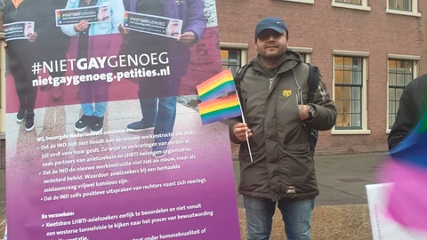 Mientras sus compatriotas aguardan a un vuelo de evacuación que les saque de Afganistán, Ahmad, un treintañero afgano que huyó de su familia repudiado por homosexual y apóstata, cruza los dedos para que Países Bajos, que le denegó su solicitud de asilo, no cumpla con su amenaza de deportarlo a Kabul.
