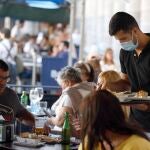 Un camarero atiende una terraza en Bilbao, a 2 de septiembre de 2021